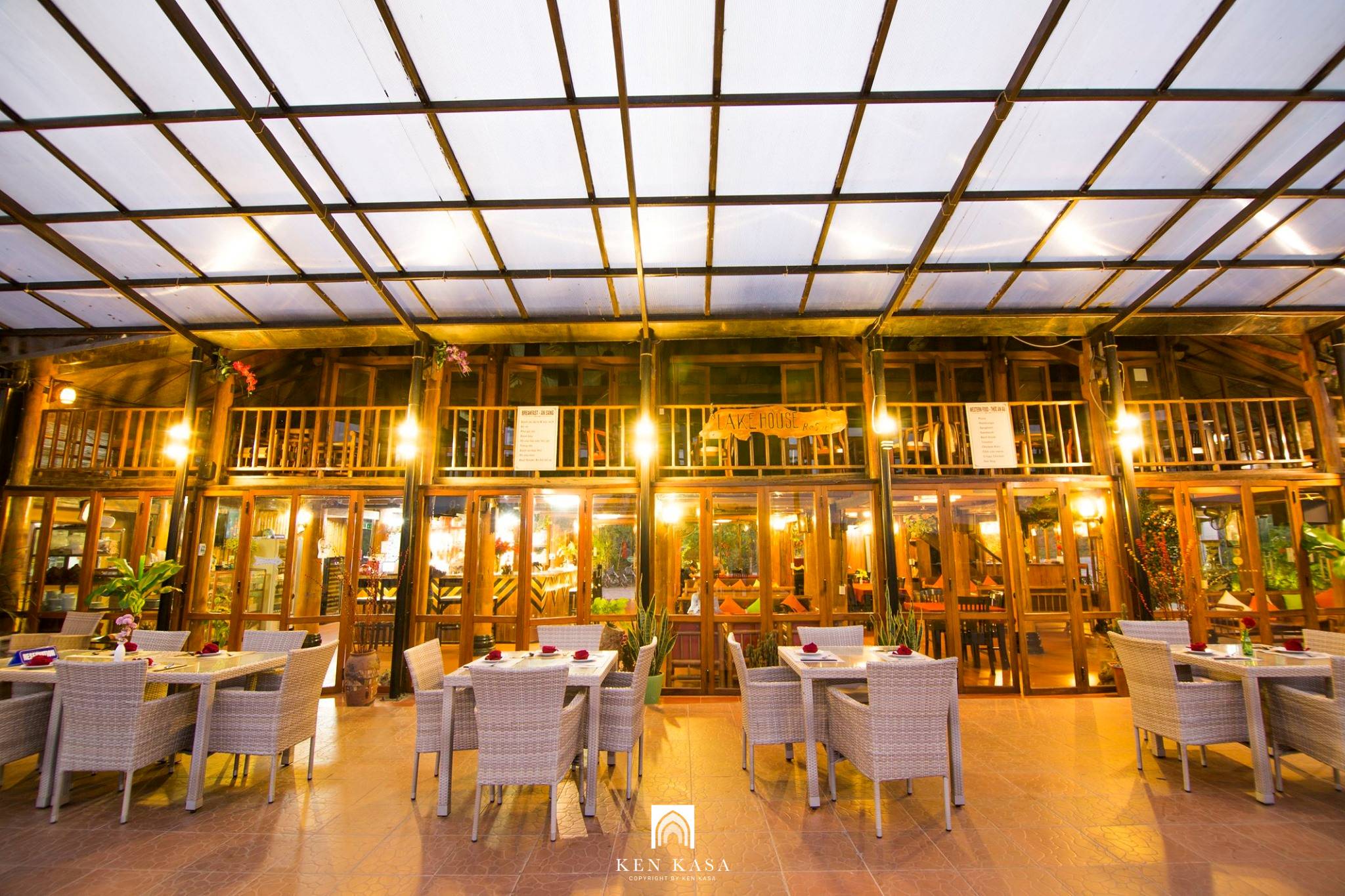 Nhà hàng tại Phong Nha Lake House Resort